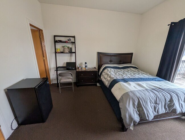 Building Photo - Rarely on the Market! Luxury 4-Bed/3-Bath Duplex in Lincoln Park