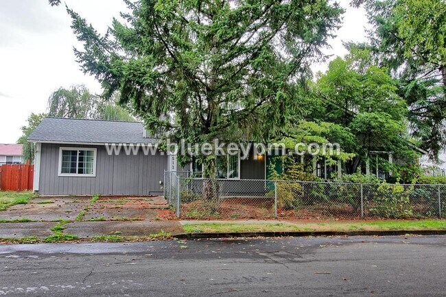 Building Photo - 3 Bed, 2 Bath Home Off SR 500 at NE 54th A...