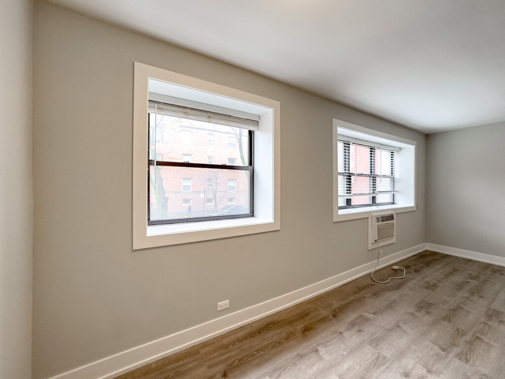 Building Photo - 535 W Surf St