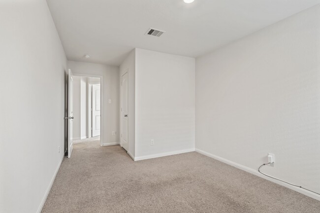 Building Photo - 15231 Central Lakes Dr