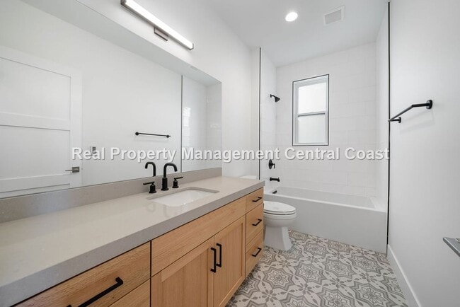 Building Photo - AVAILABLE JULY - Executive Townhome in Avi...