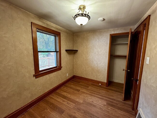 Building Photo - 1023 Sackett Ave