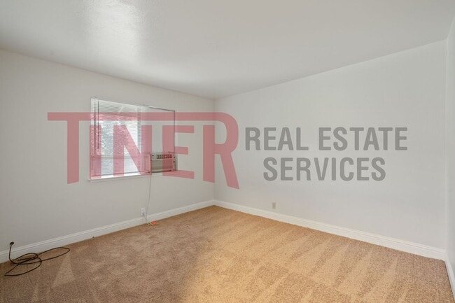 Building Photo - 2848 Clover Ln