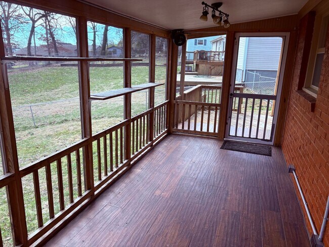 Building Photo - Cozy 4BR One Level Home with Extra Storage and Covered Deck in Knoxville