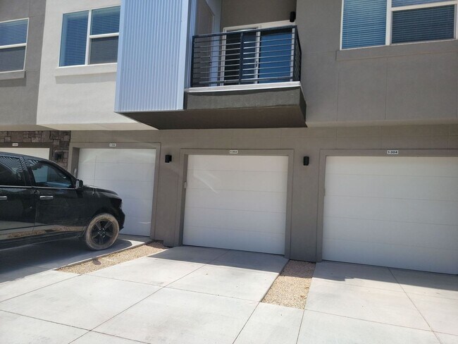 Building Photo - Stylish Desert Color 2 Bedroom Condo. Wash...