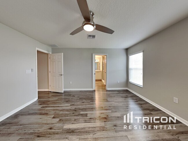 Building Photo - 705 Persian Dr