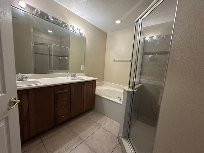 Building Photo - SPACIOUS 3 BEDS TOWNHOUSE CLOSE TO DOWNTOWN!!