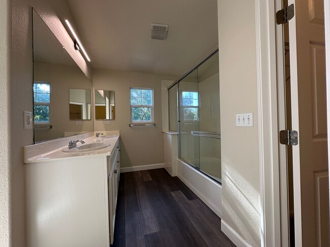 Building Photo - Beautiful 4 Bedroom, 2.5 Bath Tracy Home /...