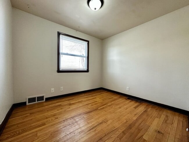 Building Photo - Charming 3 Bedroom 1 Bath Single Family Home