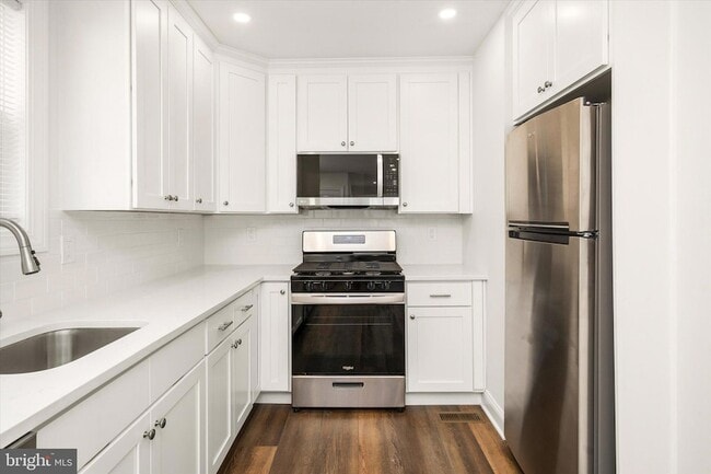 Building Photo - 656 Schiller Ave