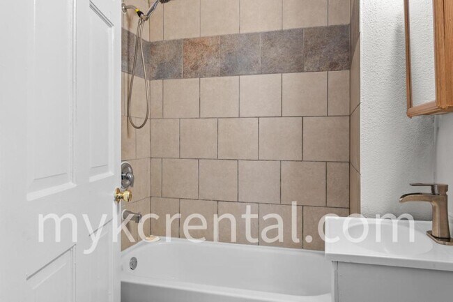 Building Photo - 1131 Hasbrook Ave