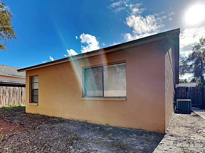 Building Photo - 10919 Livingston Dr