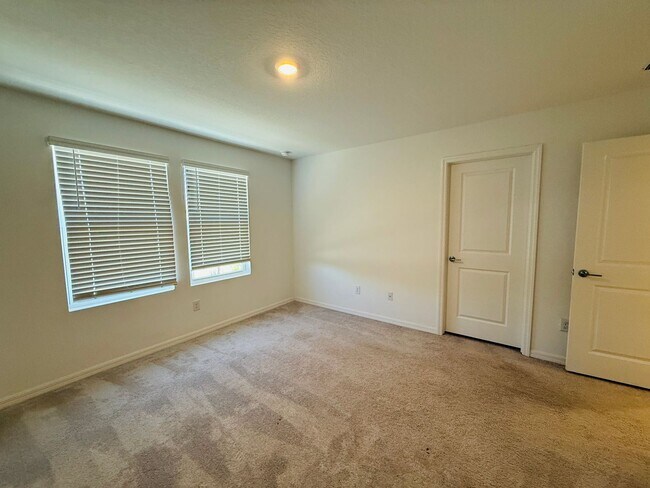 Building Photo - Townhome in The Townhomes of River Landing