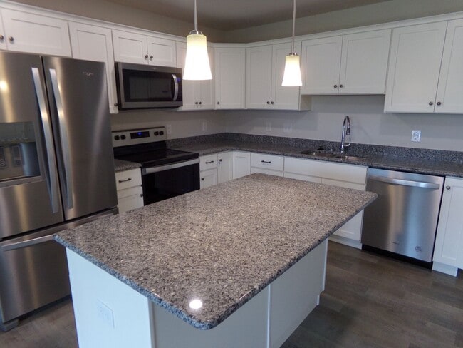 Building Photo - 3 bedroom, 2.5 Bathroom Townhouse in Gray's Pointe Neighborhood