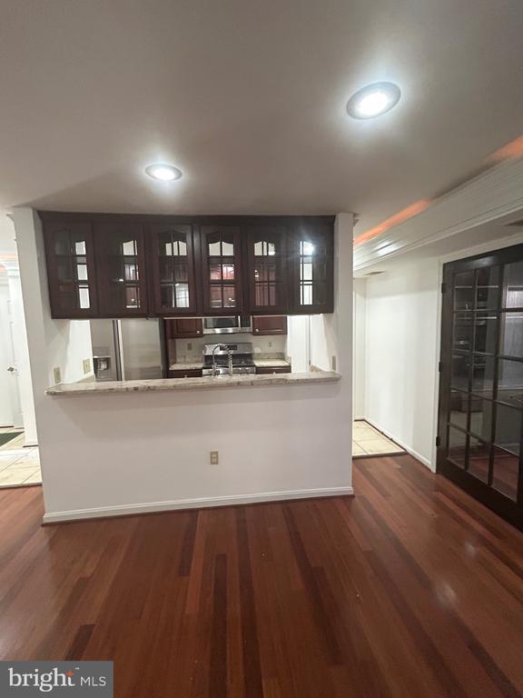 Building Photo - 9811 Lake Point Ct