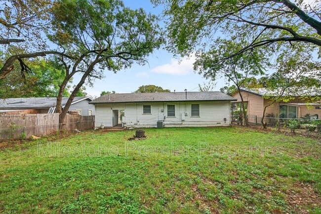 Building Photo - 1112 Redbud Rd