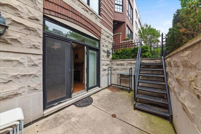 Building Photo - 2 bedroom in Chicago IL 60657