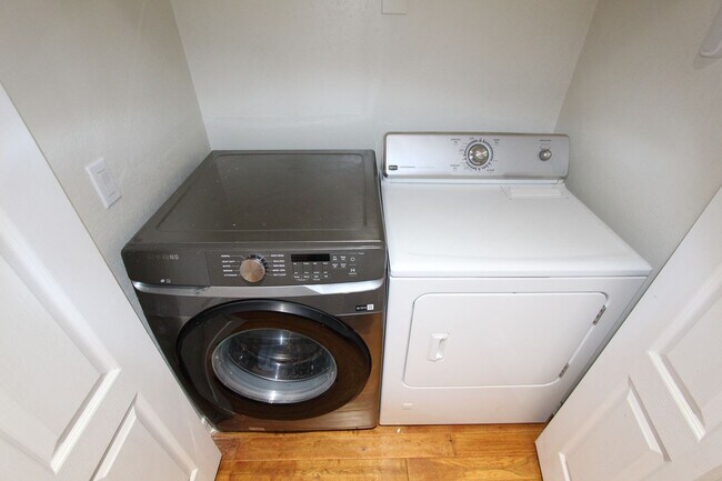 Building Photo - PRICE IMPROVEMENT 3-Bed / 2.5-Bath Townhome in Boulder Point LEASE THROUGH JULY