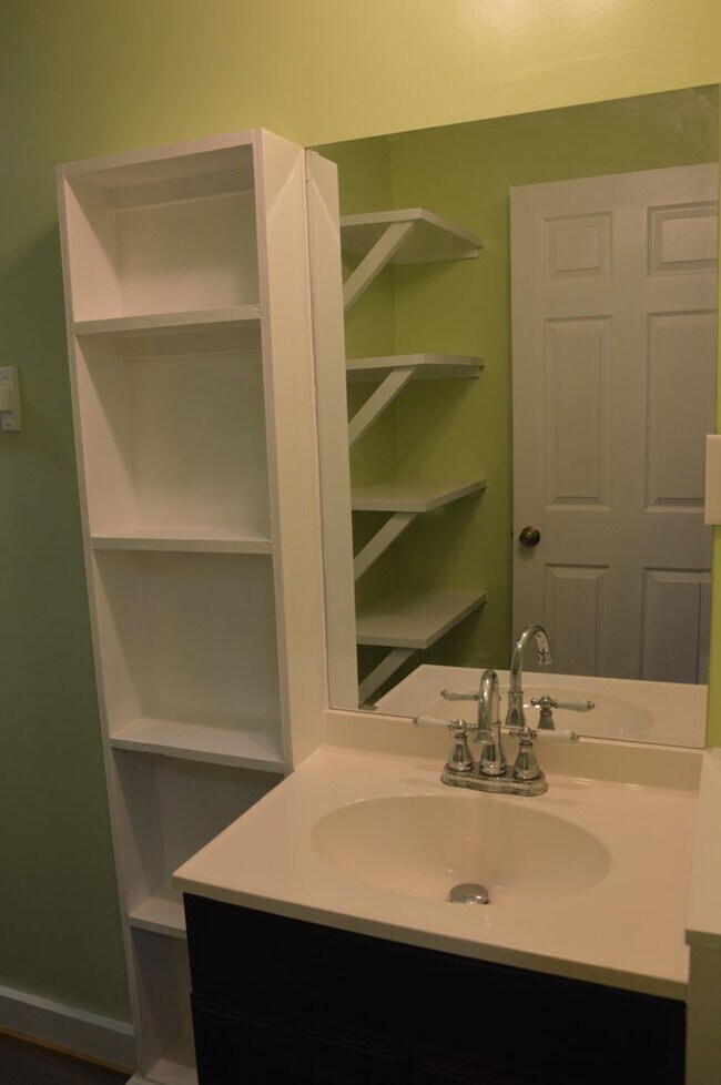 Building Photo - Newly Remodeled 1 Bedroom