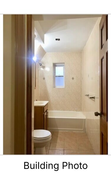 Building Photo - 1014 E 82nd St