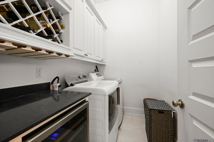 Building Photo - 2063 Rue Venelle Rue