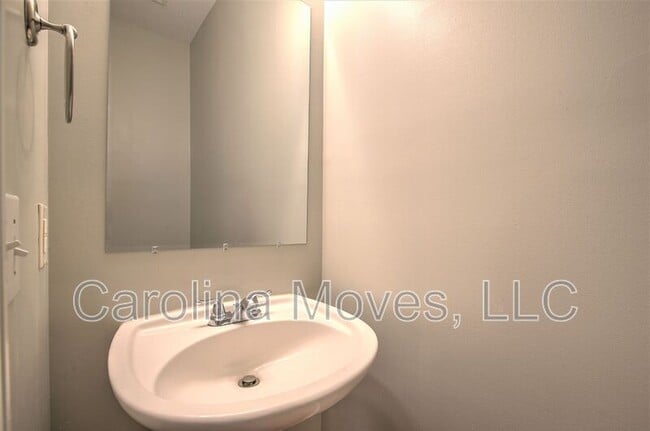 Building Photo - 823 Terrace Creek Dr