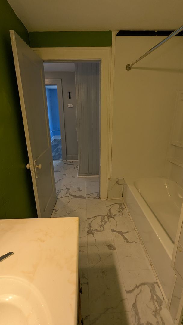 Building Photo - 4-Bedroom, 1-Bathroom Single Family Home f...