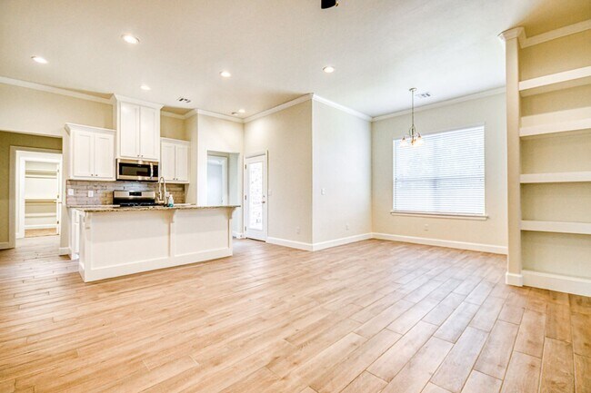 Building Photo - 3100 Pebble Pond Dr