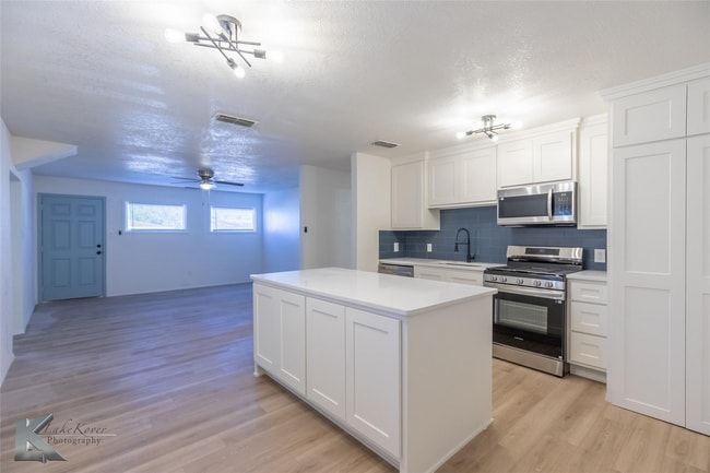 Building Photo - Charming 3 bedroom 2 bathroom