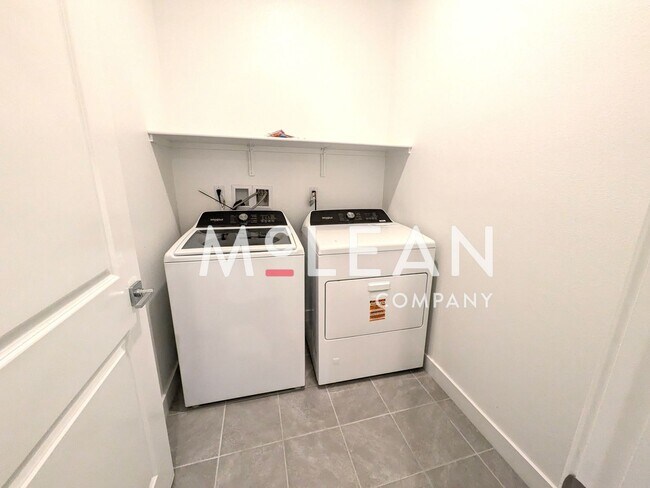 Building Photo - Modern 4-Bedroom Two Story Home