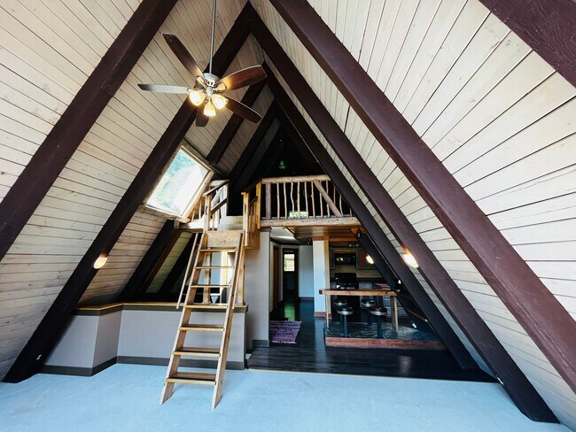 Building Photo - Wonderfully Eclectic Bainbridge Home, Perfect for Nature Lovers!