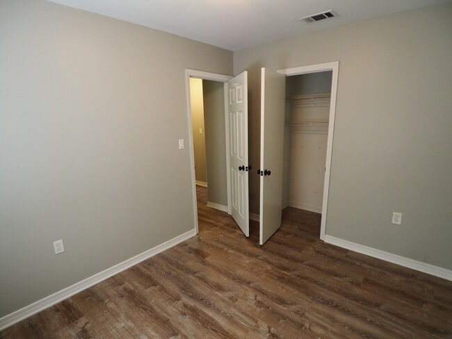 Building Photo - Four Bedroom House in Foley!