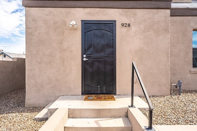 Building Photo - 928 E 6th St