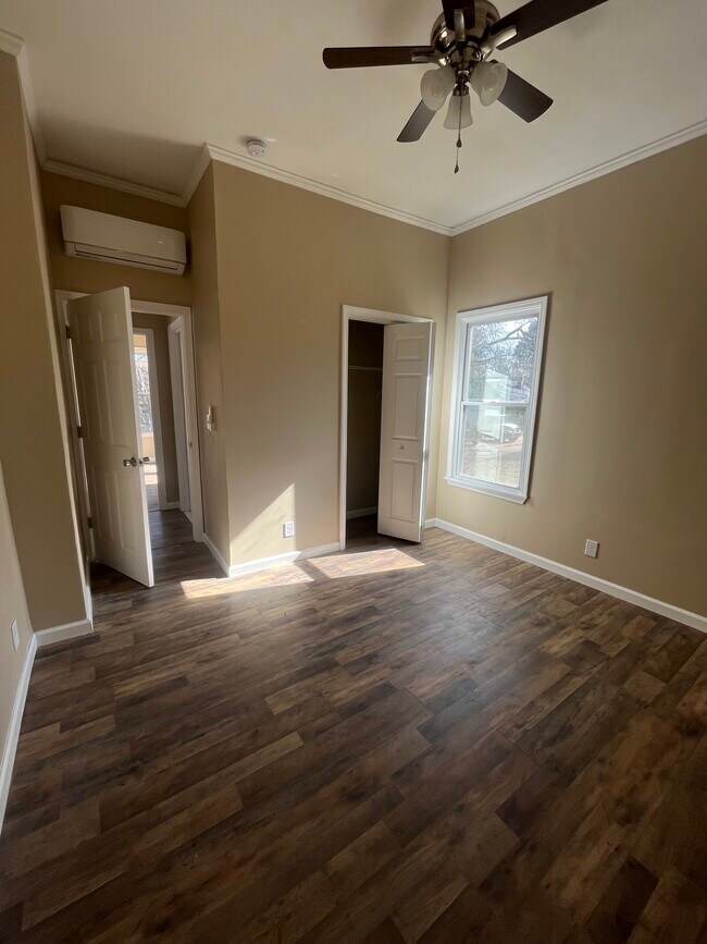 Building Photo - 21 W 6th St