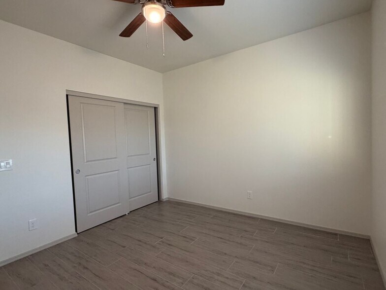 Building Photo - 1528 E Grovers Ave