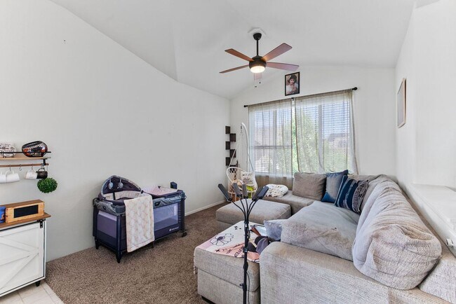 Building Photo - 3 Bedroom 2.1 Bath in West Greeley