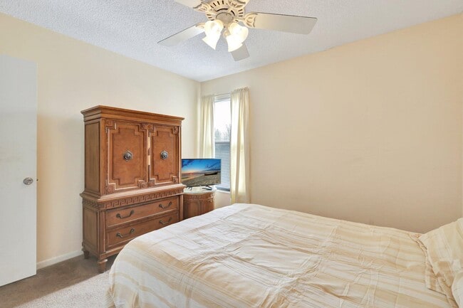 Building Photo - 1558 Shaker Cir