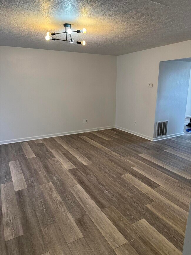 Building Photo - 821 Ridgewood Dr