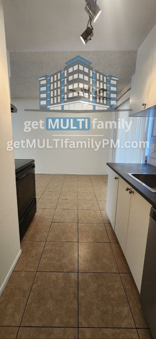 Building Photo - Your Perfect Phoenix Escape – Spacious 2-B...