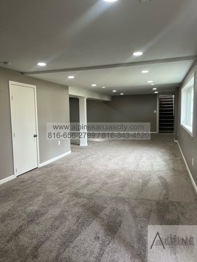 Building Photo - Available Mid January! 5 Bedrooms, PLUS Rec Room in Gladstone!