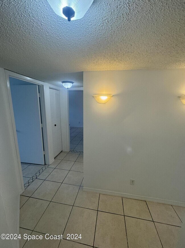 Building Photo - 592 N Wickham Rd