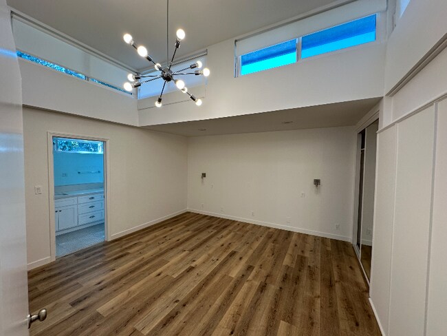 Building Photo - 160 S Hayworth Ave