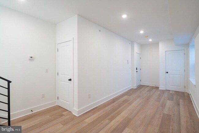 Building Photo - 1513 W Girard Ave