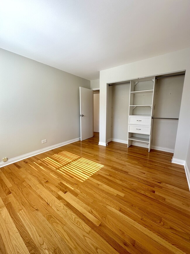 Building Photo - 920 N Lakeside Dr