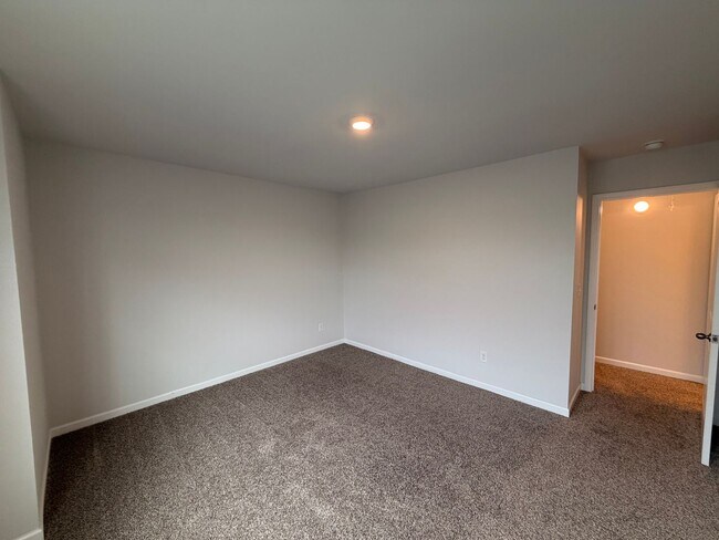 Building Photo - 1/2 Off First Month's Rent! Gorgeous 4 BR 2.5 Bath in Westlawn! Minutes from Veterans Parkway, Sh...