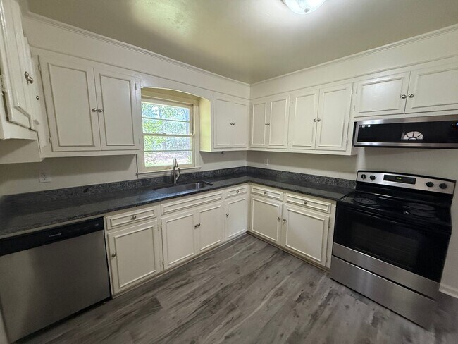Building Photo - Spacious 3 Bedroom Home – East Side Athens