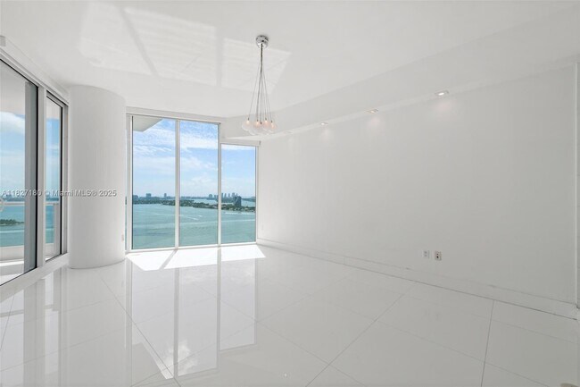 Building Photo - 2020 N Bayshore Dr