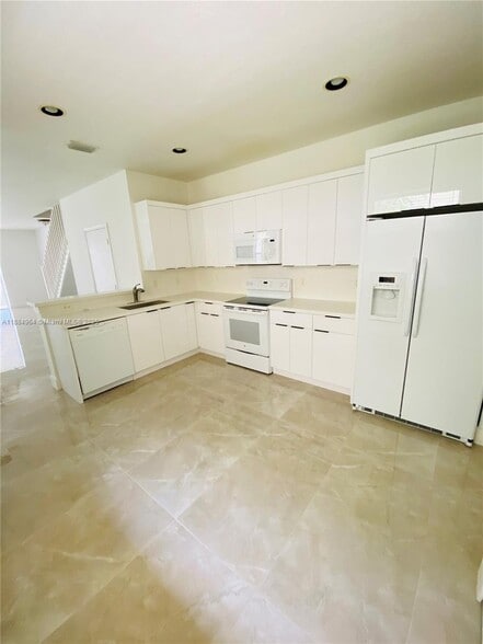 Building Photo - 2433 Pasadena Way