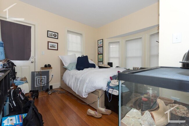 Building Photo - 5 BED 2 BATH IN BRIGHTON!!!!!!