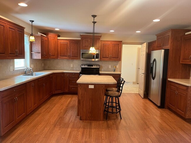 Building Photo - Now Leasing – Beautiful Well Maintained 3-...